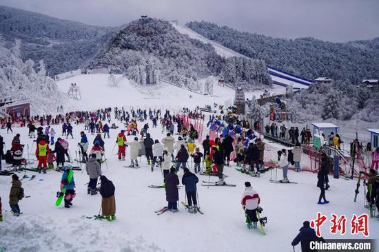 图为游客在玉舍雪山滑雪场滑雪。赵桦 摄 图为游客在玉舍雪山滑雪场滑雪。赵桦 摄