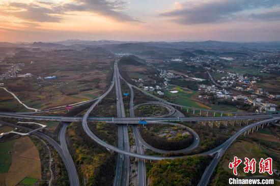 2025年1月12日,位于贵州省黔西市境内的高速公路运输网络石板桥枢纽,在落日余晖下与田野、远山、民居、晚霞等构成一幅美丽的画卷。 史开心 摄 2025年1月12日,位于贵州省黔西市境内的高速公路运输网络石板桥枢纽,在落日余晖下与田野、远山、民居、晚霞等构成一幅美丽的画卷。 史开心 摄
