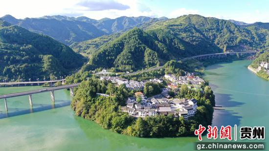 清水江环绕的剑河县华润希望小镇景美如画。杨家孟 摄
