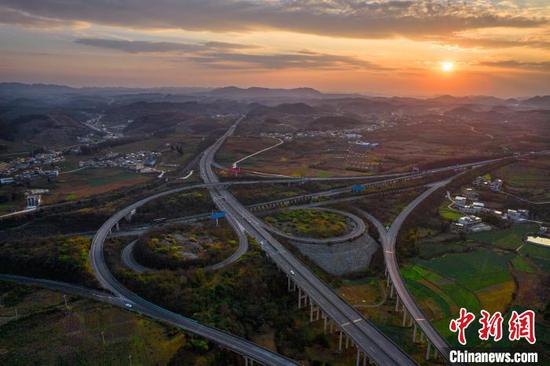 2025年1月12日,位于贵州省黔西市境内的高速公路运输网络石板桥枢纽,在落日余晖下与田野、远山、民居、晚霞等构成一幅美丽的画卷。 史开心 摄 2025年1月12日,位于贵州省黔西市境内的高速公路运输网络石板桥枢纽,在落日余晖下与田野、远山、民居、晚霞等构成一幅美丽的画卷。 史开心 摄