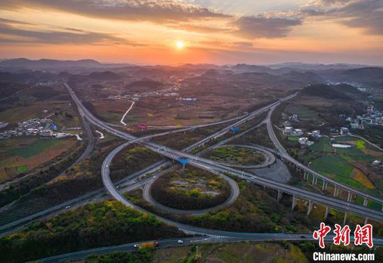 2025年1月12日,位于贵州省黔西市境内的高速公路运输网络石板桥枢纽,在落日余晖下与田野、远山、民居、晚霞等构成一幅美丽的画卷。 史开心 摄 2025年1月12日,位于贵州省黔西市境内的高速公路运输网络石板桥枢纽,在落日余晖下与田野、远山、民居、晚霞等构成一幅美丽的画卷。 史开心 摄