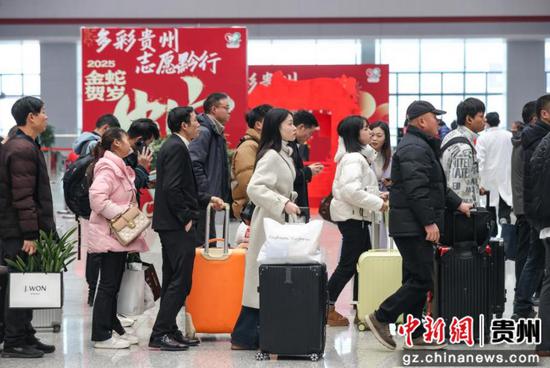 1月14日,贵州省贵阳市,旅客在贵阳北站候车大厅参与送春联、福字活动。 1月14日,贵州省贵阳市,旅客在贵阳北站候车大厅参与送春联、福字活动。