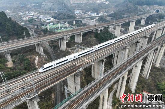 1月14日,“和谐号”动车组列车行驶在贵州省贵阳市云岩区境内的铁路桥上。 1月14日,“和谐号”动车组列车行驶在贵州省贵阳市云岩区境内的铁路桥上。