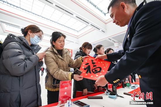 1月14日,贵州省贵阳市,旅客在贵阳北站候车大厅领取福字。当日,2025年春运启幕,据中国交通运输等部门预计,为期40天的春运期间,全社会跨区域人员流动量将达到90亿人次。 1月14日,贵州省贵阳市,旅客在贵阳北站候车大厅领取福字。当日,2025年春运启幕,据中国交通运输等部门预计,为期40天的春运期间,全社会跨区域人员流动量将达到90亿人次。