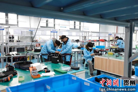 无人机组装车间里,工作人员紧张有序地忙碌。 无人机组装车间里,工作人员紧张有序地忙碌。