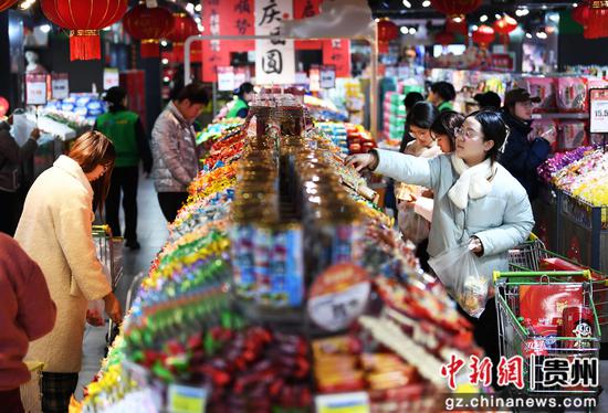 1月14日，在贵阳市南明区惠民生鲜合力超市南浦路店年货大街，市民正在选购糖果。
