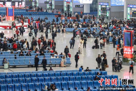 1月14日,贵州省贵阳市,旅客在贵阳北站候车大厅候车。 1月14日,贵州省贵阳市,旅客在贵阳北站候车大厅候车。