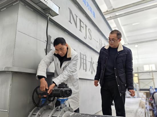 三合镇集镇供水人员正在检查设备 三合镇集镇供水人员正在检查设备