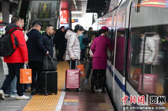 1月14日,贵州省贵阳市,旅客在贵阳北站月台登车。 1月14日,贵州省贵阳市,旅客在贵阳北站月台登车。