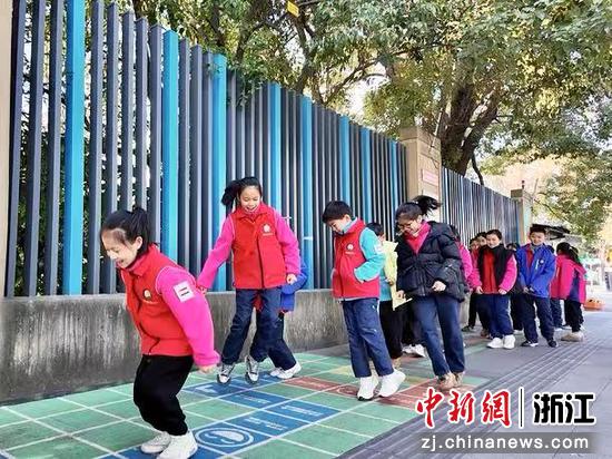 小朋友在儿童友好型人行道上玩耍。石碶街道 供图