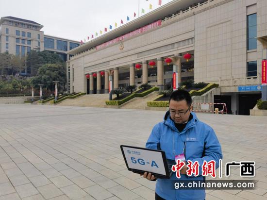 技术人员在重要会场开展网络保障工作。黄雷 摄 技术人员在重要会场开展网络保障工作。黄雷 摄