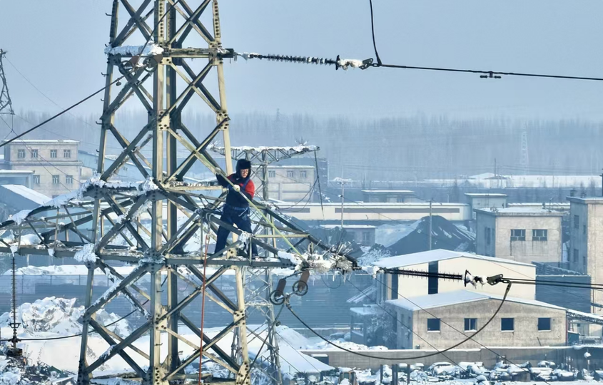 阿克蘇地區(qū)首次帶電作業(yè)清除輸電線路積雪