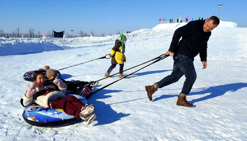 新疆察布查爾縣：塞錫湖畔冰雪運(yùn)動(dòng)“燃”起冬游盛宴