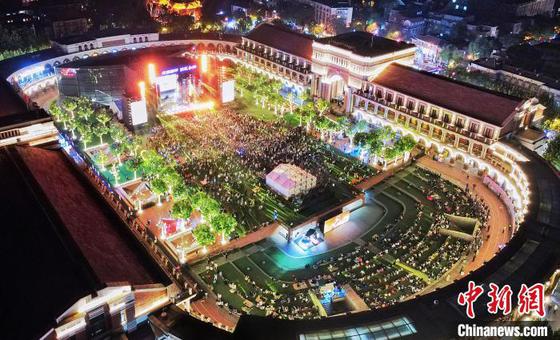 图为2024年10月4日,游客在天津五大道民园广场观看演唱会。(无人机照片) 记者 佟郁 摄