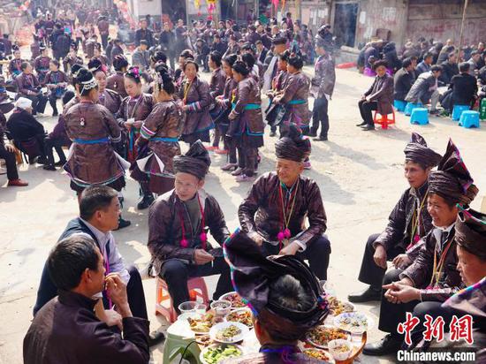 图为人们在大融村的鼓楼庆典活动中一起吃团圆宴。 卢忠南 摄