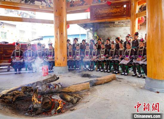 图为人们在大融村的鼓楼庆典活动中演唱侗族大歌。 卢忠南 摄