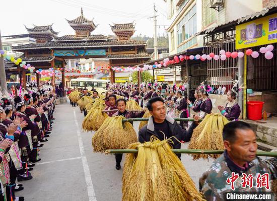 图为人们在大融村的鼓楼庆典活动中参加拦门迎宾。 卢忠南 摄