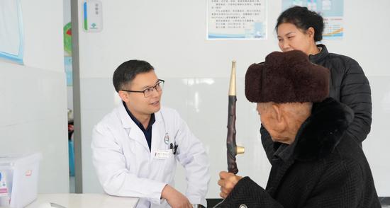 朱怀平正在给患者诊疗 朱怀平正在给患者诊疗