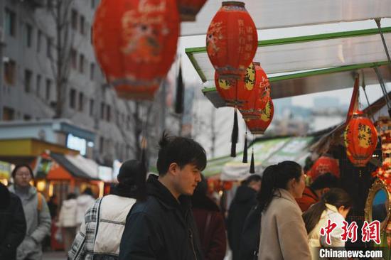 图为1月17日，市民游客在贵阳逛青云市集。周燕玲 摄