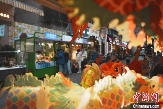 图为1月17日，市民游客在贵阳逛青云市集。周燕玲 摄