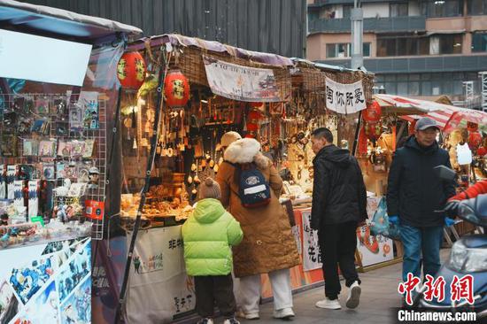 图为1月17日，市民游客在贵阳逛青云市集。周燕玲 摄