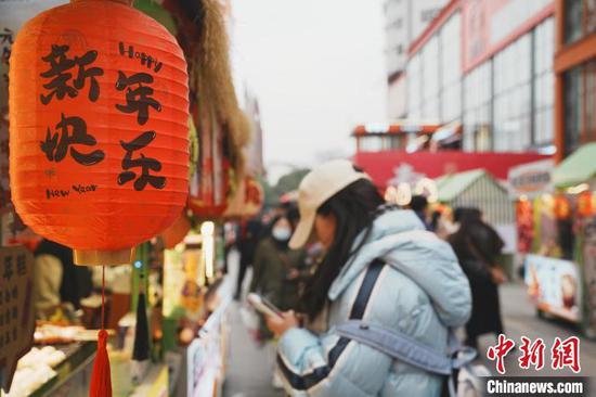 图为1月17日，市民游客在贵阳逛青云市集。周燕玲 摄