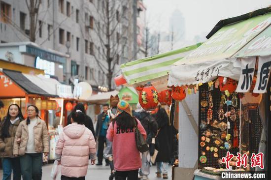 新春将至，年味渐浓。1月17日，位于贵阳市的青云市集，红灯笼、金色福字、蛇年装饰，把市集装扮得喜气洋洋，吸引众多市民游客前来感受浓浓的年味儿。周燕玲 摄