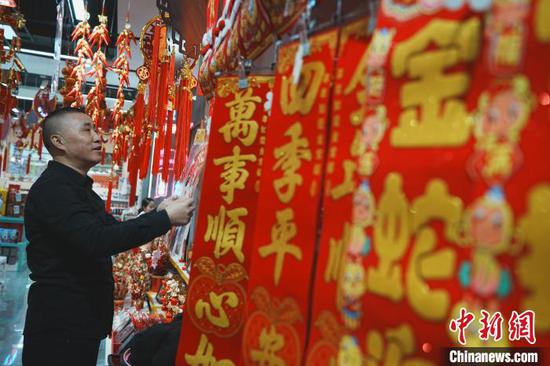 图为1月17日，市民游客在贵阳逛青云市集。周燕玲 摄