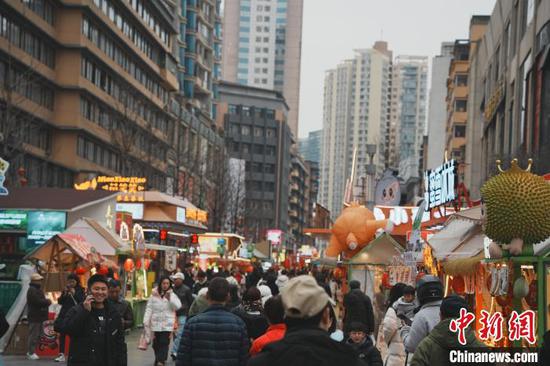 图为1月17日，市民游客在贵阳逛青云市集。周燕玲 摄