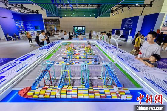 2024年6月22日,观众在天津港展台参观智慧港口模型。当日,正在天津举办的2024世界智能产业博览会迎来公众开放日,吸引了许多市民前来参观体验智能科技。 记者 佟郁 摄 2024年6月22日,观众在天津港展台参观智慧港口模型。当日,正在天津举办的2024世界智能产业博览会迎来公众开放日,吸引了许多市民前来参观体验智能科技。 记者 佟郁 摄