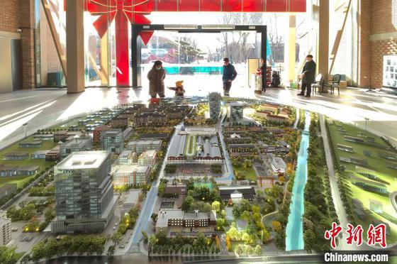 1月16日,民众在原天津第一机床总厂改造而成的“津一产业公园”参观整体项目沙盘。中新社记者 佟郁 摄