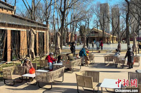 1月16日,民众在原天津第一机床总厂改造而成的“津一产业公园”休闲。中新社记者 佟郁 摄