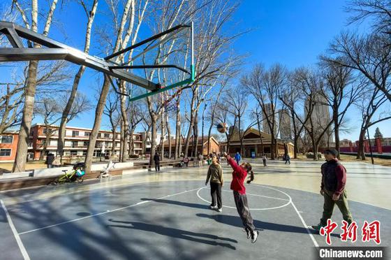 1月16日,民众在原天津第一机床总厂改造而成的“津一产业公园”篮球场打球。中新社记者 佟郁 摄
