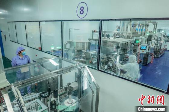 2020年10月,位于天津市武清区的天津红日药业股份有限公司工作人员在天康生产线工作。记者 佟郁 摄 2020年10月,位于天津市武清区的天津红日药业股份有限公司工作人员在天康生产线工作。记者 佟郁 摄