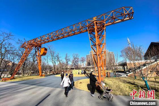 1月16日,民众在原天津第一机床总厂改造而成的“津一产业公园”休闲游玩。中新社记者 佟郁 摄