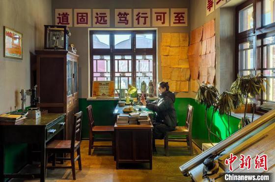 1月16日,民众在原天津第一机床总厂改造而成的“津一产业公园”会客厅打卡拍照,会客厅一角还原了曾经的苏联专家办公室。中新社记者 佟郁 摄