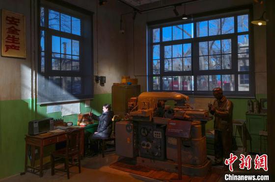 1月16日,民众在原天津第一机床总厂改造而成的“津一产业公园”机床博物馆内打卡拍照。中新社记者 佟郁 摄