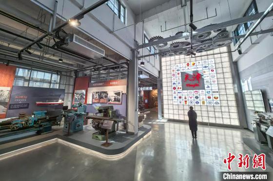 1月16日,民众在原天津第一机床总厂改造而成的“津一产业公园”机床博物馆内参观。天津第一机床总厂始建于1951年,曾是中国齿轮机床行业的领航者,2023年5月旧厂区启动施工改造,目前更新改造后的津一会客厅、厂区公共区域、厂史馆等陆续投入运营。整体项目全部建成后,将形成智能科技、工业设计、数字经济及文商旅融合的产业、商业集群。中新社记者 佟郁 摄