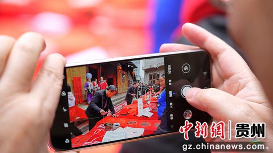 松桃喜迎新春把福送 笔墨飘香年味浓 松桃喜迎新春把福送 笔墨飘香年味浓