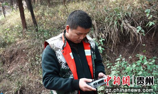 无人操作人员开展“空中巡护”工作