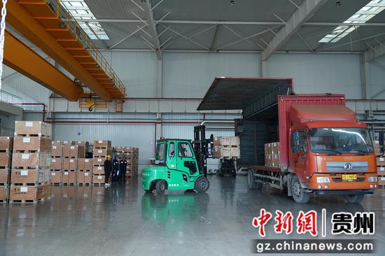 运输车辆正在转载货物。代胜强 摄