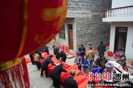 松桃喜迎新春把福送 笔墨飘香年味浓 松桃喜迎新春把福送 笔墨飘香年味浓