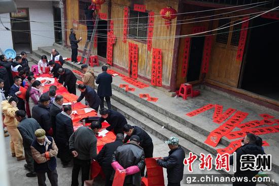 松桃喜迎新春把福送 笔墨飘香年味浓 松桃喜迎新春把福送 笔墨飘香年味浓