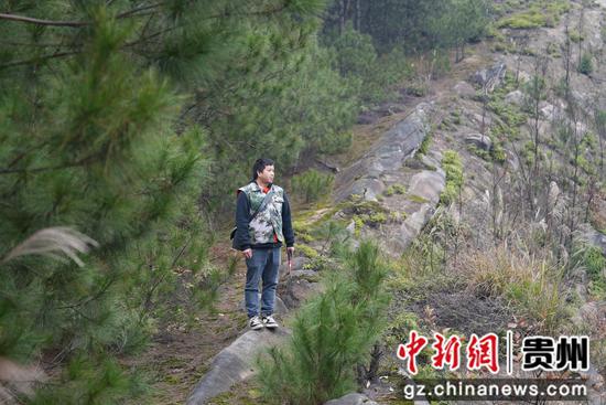 护林员开展巡林护林工作。