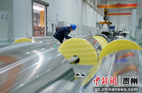 贵铝新材料股份有限公司铝箔事业部，工作人员正在标记产品信息。代胜强 摄