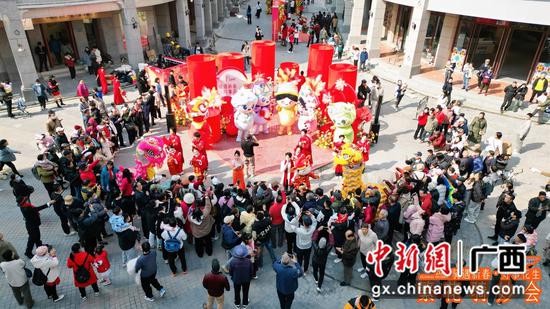 图为活动现场。何丹 摄 图为活动现场。何丹 摄