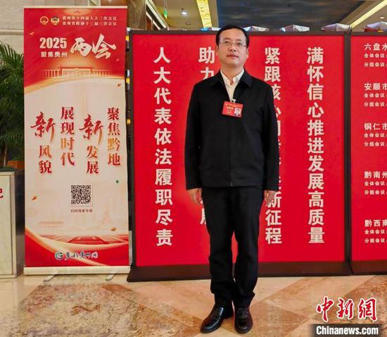 图为贵州省人大代表，贵州省三都水族自治县县委副书记、县长杨凯。刘美伶 摄
