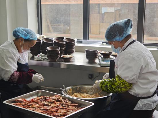 工人正在制作“卫城八大碗”。田勇 摄 工人正在制作“卫城八大碗”。田勇 摄