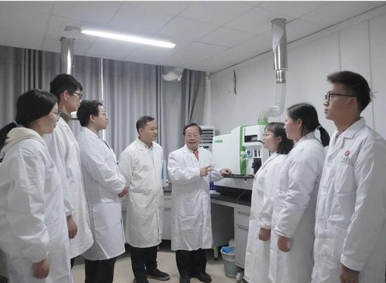 周少奇(中)和团队 周少奇(中)和团队