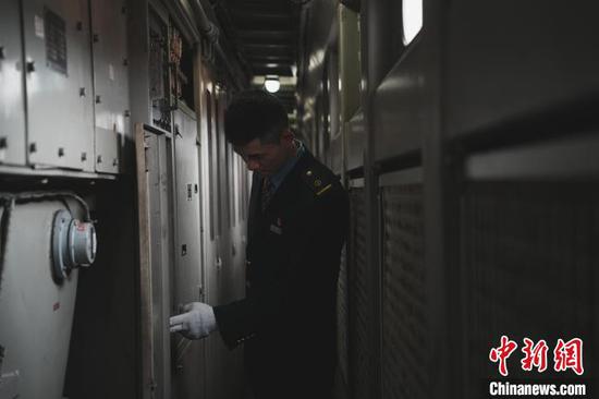 图为1月22日,火车司机涂政检查机车高压配电柜。周燕玲 摄 图为1月22日,火车司机涂政检查机车高压配电柜。周燕玲 摄